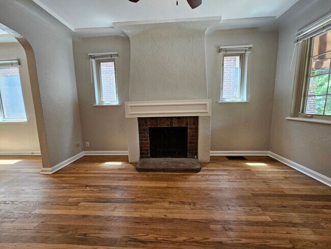 Building Photo - Alamo Placita Adorable 3 Bed 2 Bath Bungalow w/ CACH, Garage, Fenced Yard & More