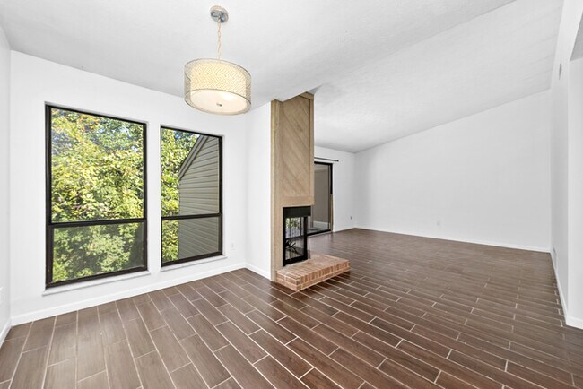 Foto del edificio - Freshly Painted and Clean Condo Kenwood/Ma...