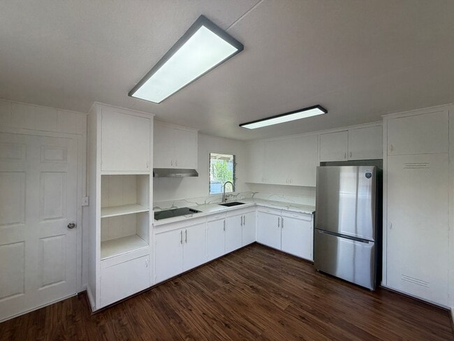 Building Photo - 3022 Makini St