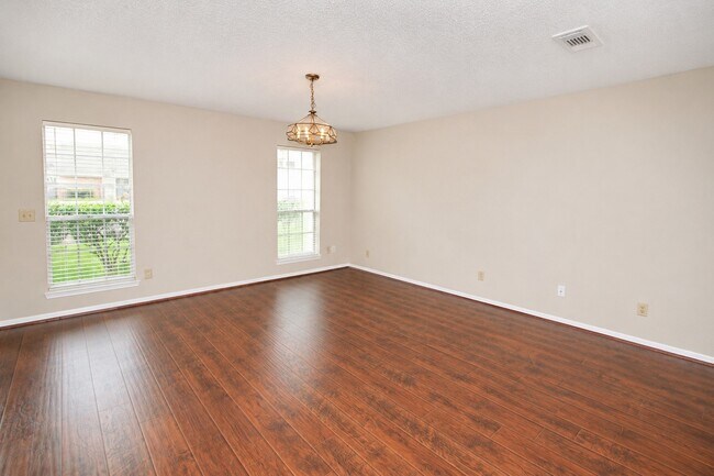 Foto del edificio - 3331 Oak Branch Ln