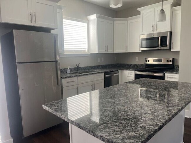 Foto del edificio - Stylish Spring Hill Townhome – 2 Suites + Open Floor Plan