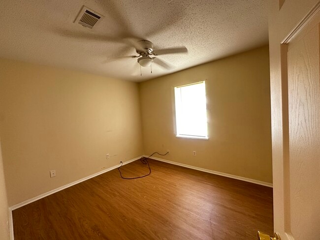 Building Photo - 619 Elm St