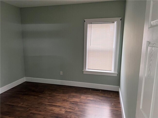 Building Photo - 182 Pine St