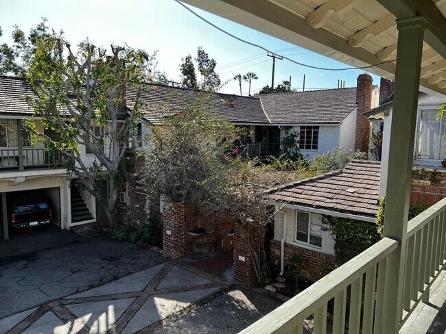 Foto del edificio - 1221 N Sweetzer Ave