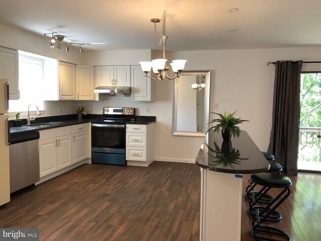 Foto del edificio - 423 Meadow Woods Ln