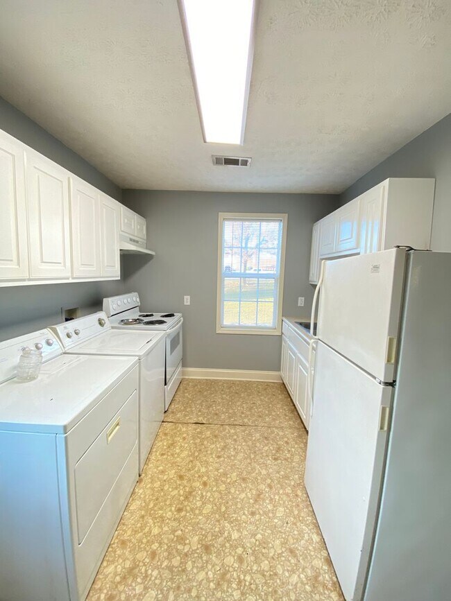 Building Photo - Great Location! Available June 2026!