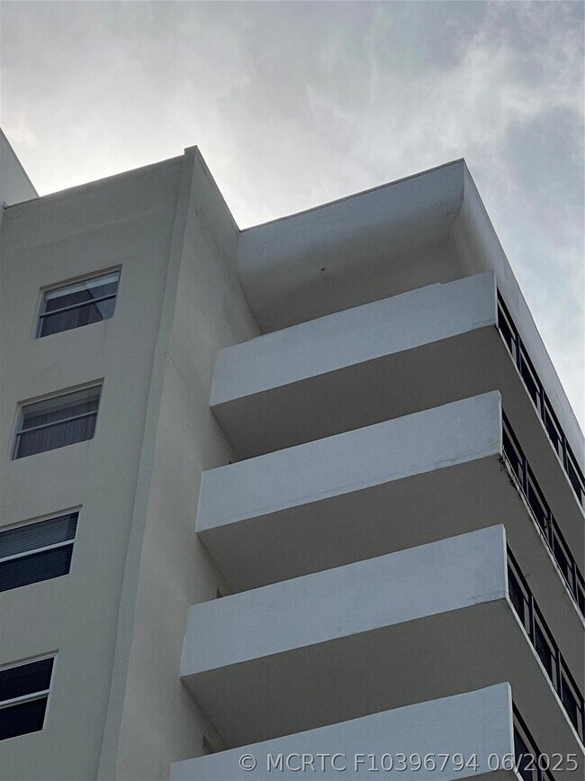 Foto del edificio - 401 Golden Isles Dr