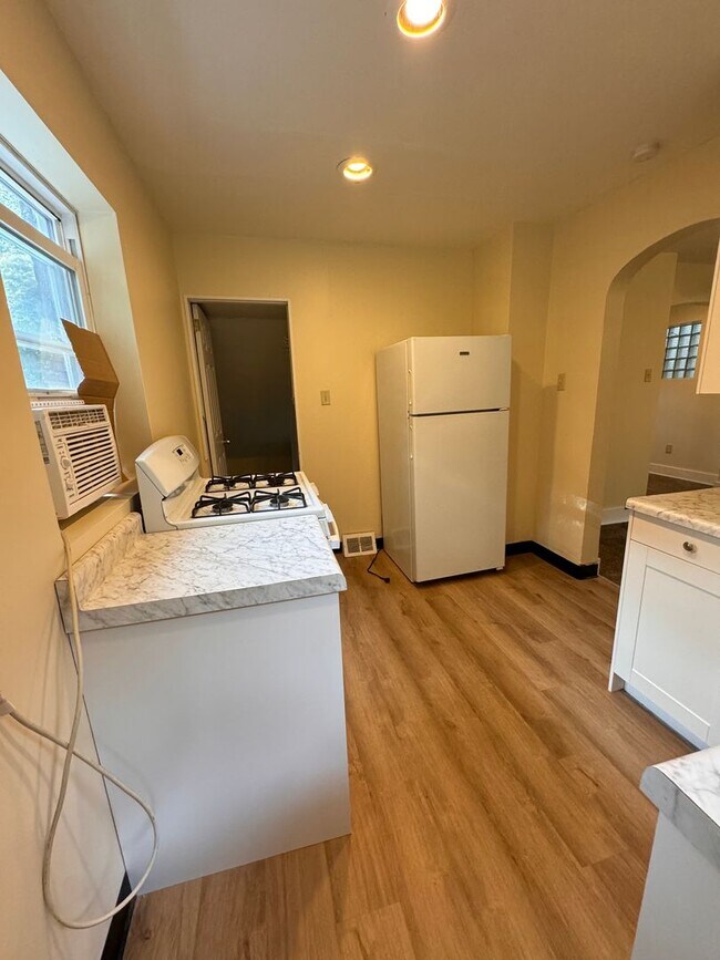 Building Photo - 2 Bedroom Home with New Kitchen - convenie...