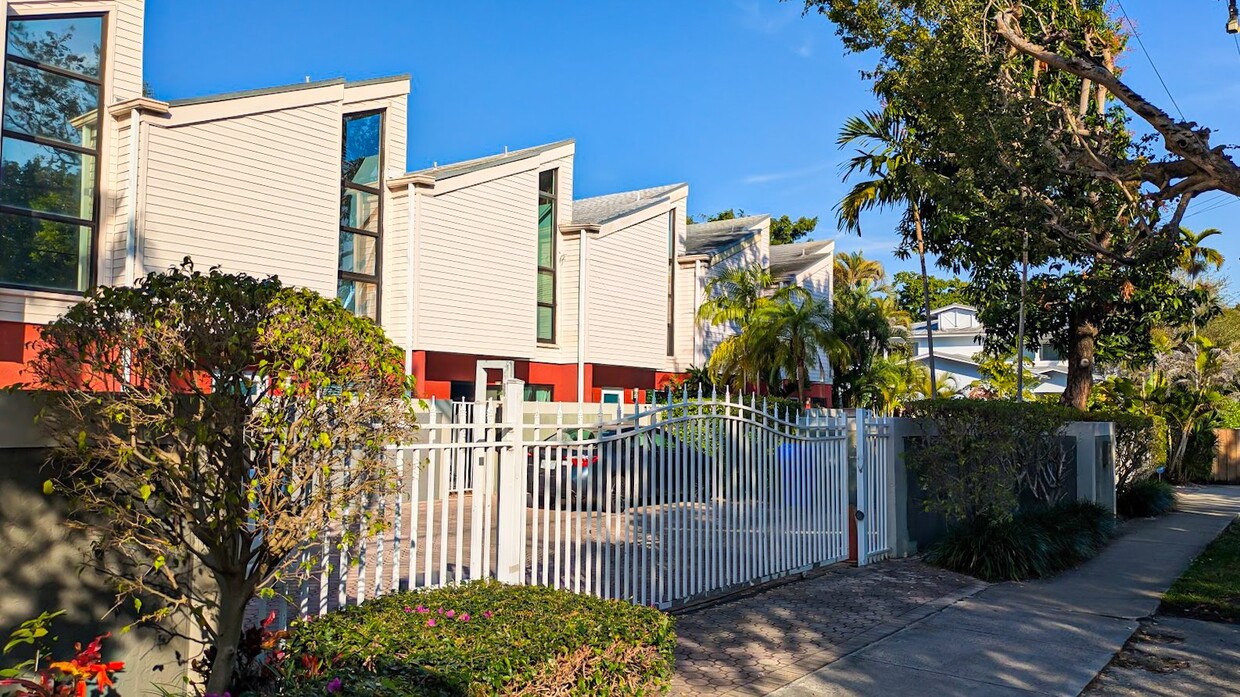 Foto principal - Spacious & Stylish Coconut Grove Townhouse!