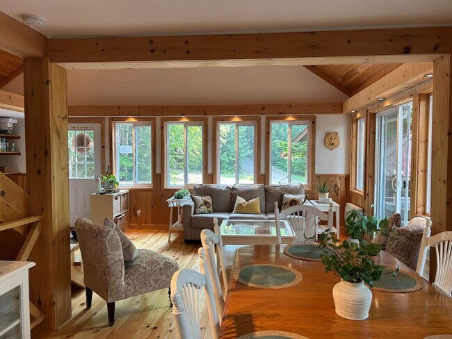 Building Photo - 33 Chem. du Lac-Clark