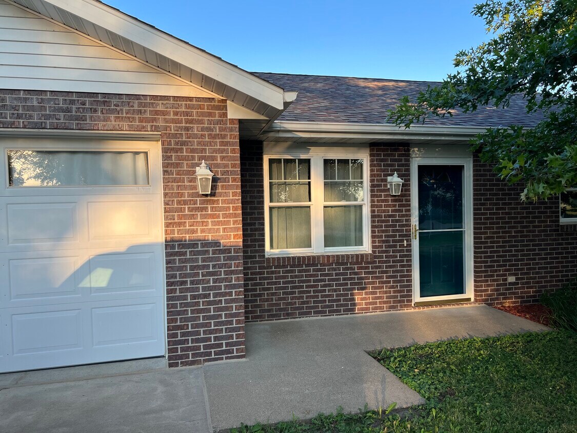 Duplex unit 2 - 100 Park Ridge Dr