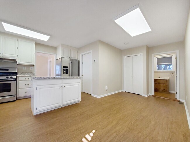 Foto del edificio - 5 Bedroom 3.5 Bath Brick home in Downtown ...