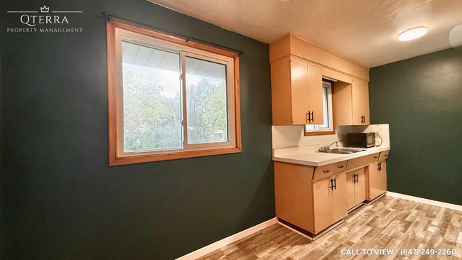 Building Photo - 190 Cedarvale Cres