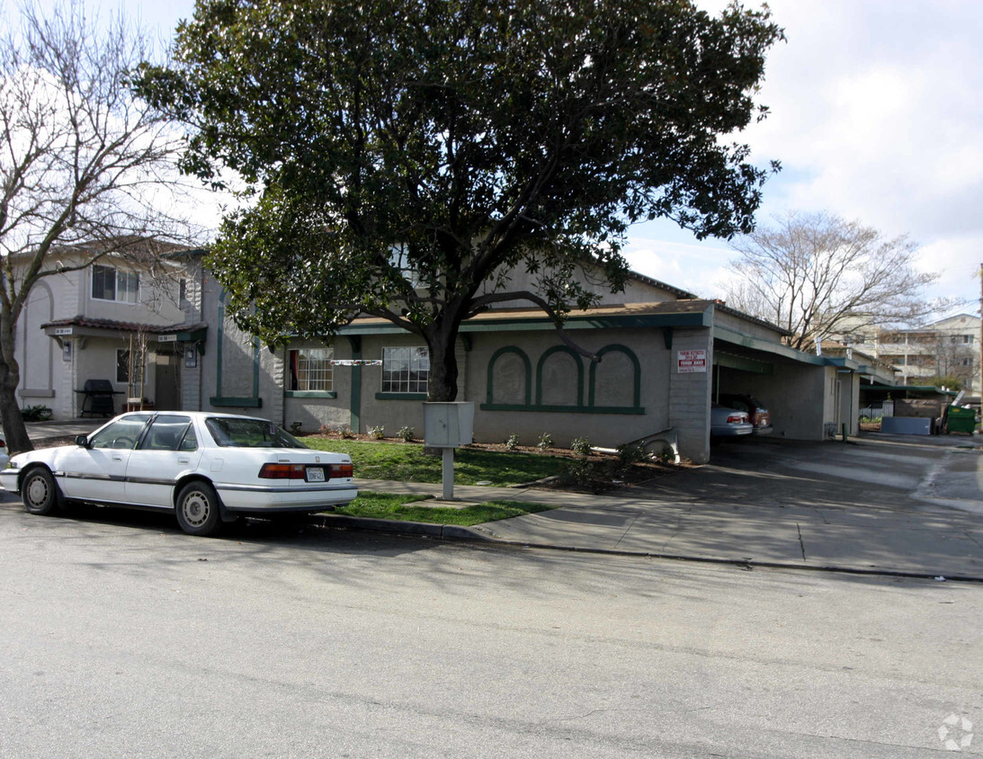Building Photo - 667-669 Menker Ave