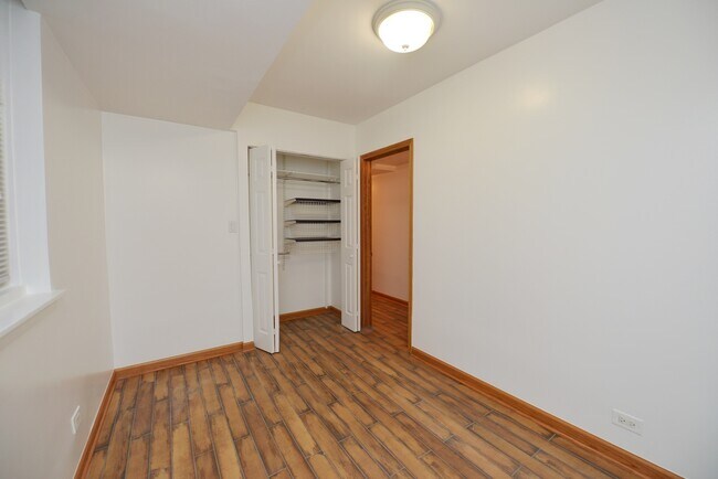 Building Photo - 1007 N LaSalle Dr