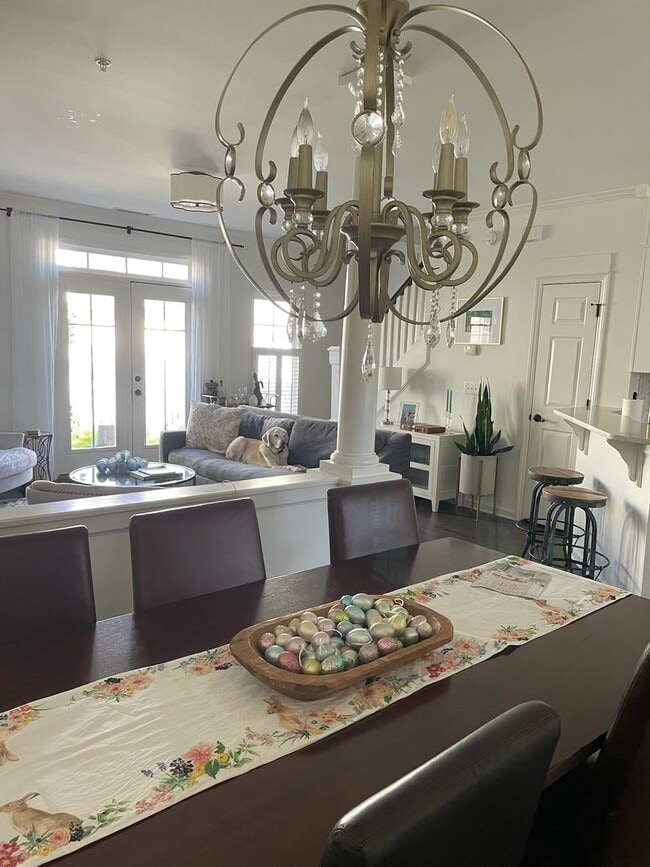 Foto del edificio - Stunning townhome in the highly sought-aft...