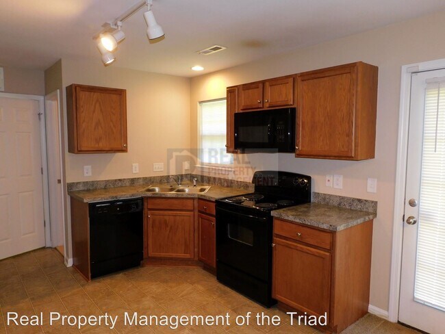 Building Photo - 3 br, 2.5 bath House - 1017 Meadow Oak Dr.*
