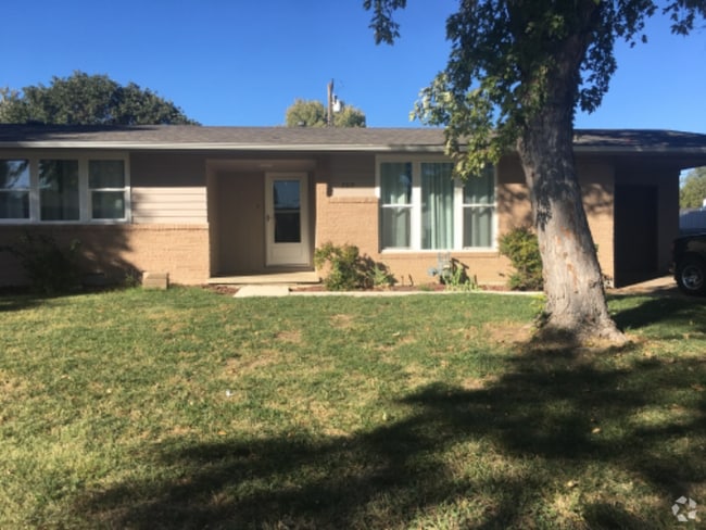 Building Photo - 703 Carriage Ct