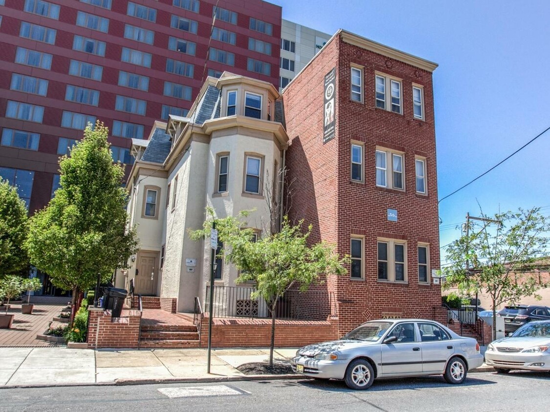 Primary Photo - Campus Apartments