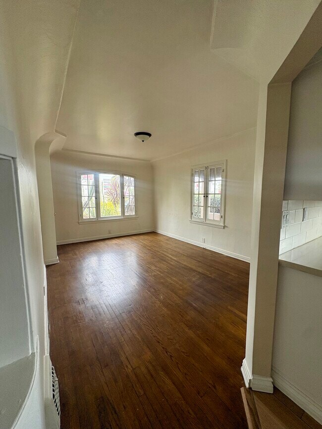 Comedor - 8512 Saturn St