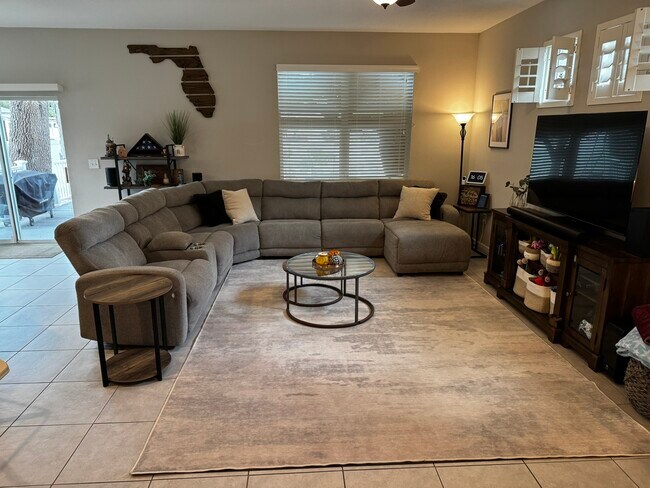 Sala de estar - 4131 N Habana Ave