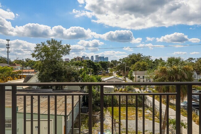 Building Photo - 3 Bedroom, 3.5 Bath Townhouse Minutes From Downtown!!!