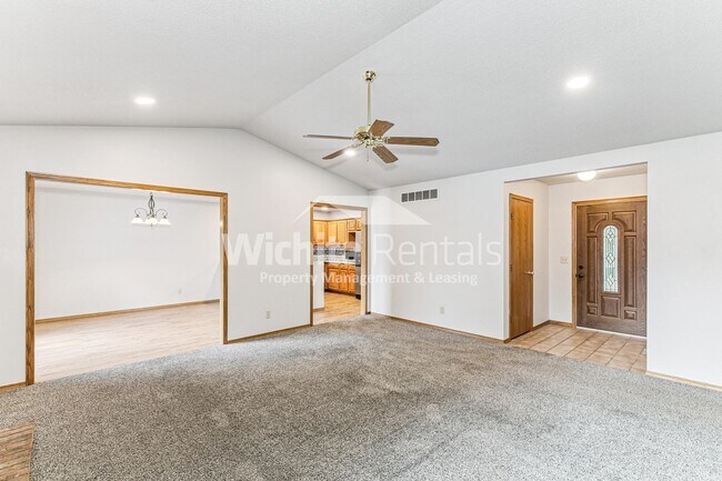 Foto del edificio - Large 4 bedroom 3 bath home in West Wichita