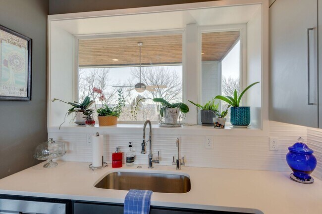 Foto del edificio - 4 Bedroom/3.5 Bath home overlooking the ci...