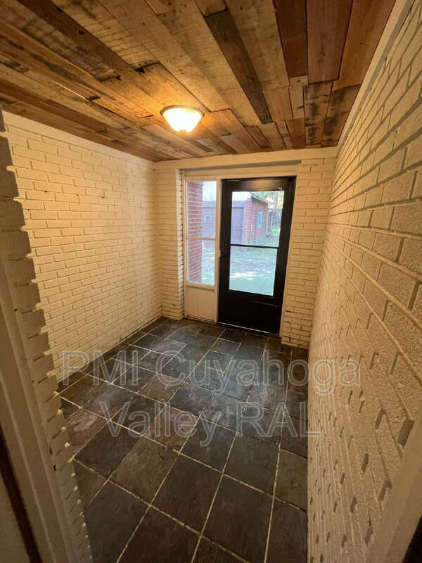 Foto del edificio - 358 Merriman Rd