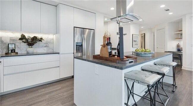 Building Photo - 1300 W 5th St