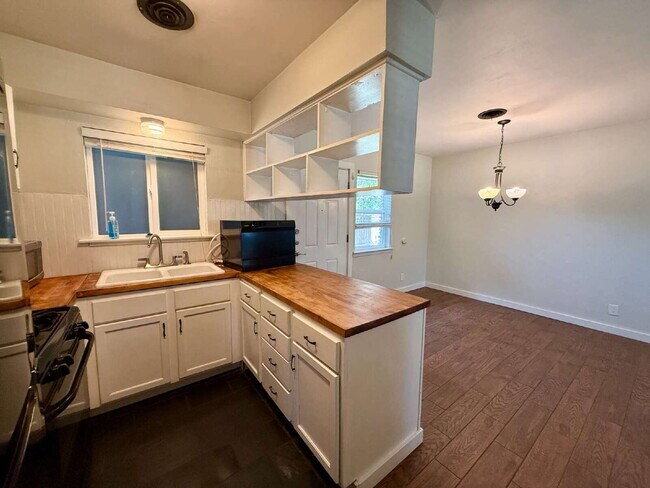 Foto del edificio - Updated 2-Bedroom Duplex in the Heart of C...