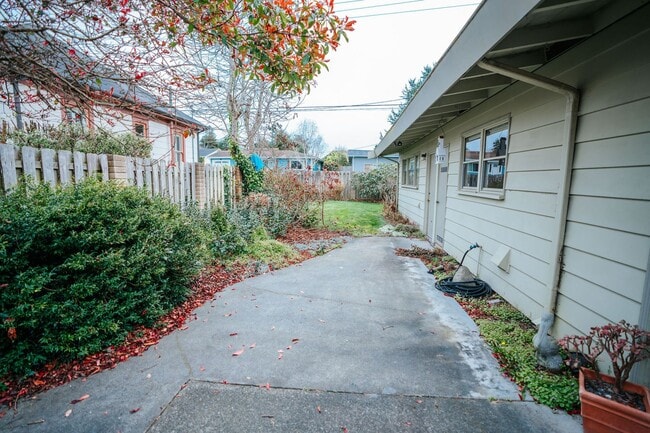 Building Photo - 3BD/2BD Home Located next to the Hospital in Eureka!