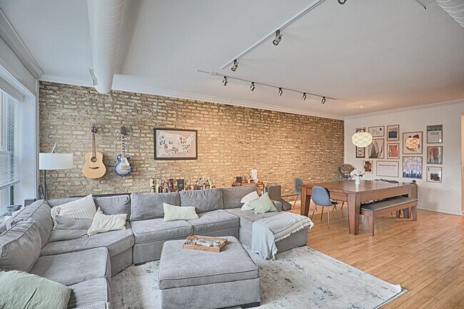 Foto del edificio - Video Tour- Huge All New 1 Bedroom w/Exposed Brick, Laundry, High Ceilings. Etc. Close to EL. ROO...