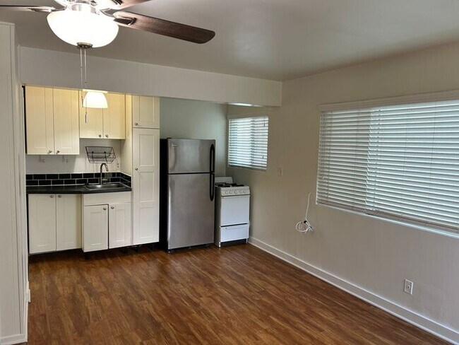 Foto del edificio - WONDERFULLY LOCATED DWNSTRS 1BD 1BA STUDIO IN OLD TOWN SEAL BEACH!