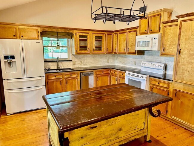 Foto del edificio - 131 Southwood Shrs Dr