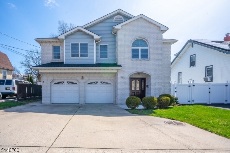 Foto principal - 1355 Burnet Ave