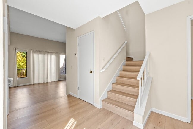 Building Photo - 112 Crown Cir