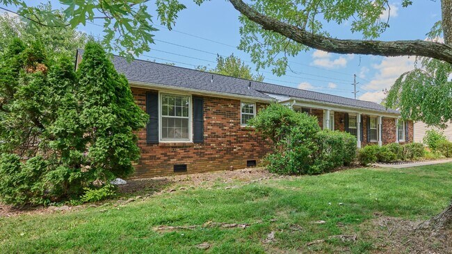 Foto del edificio - Reduced: 3BR, 2BA house with garage and fe...