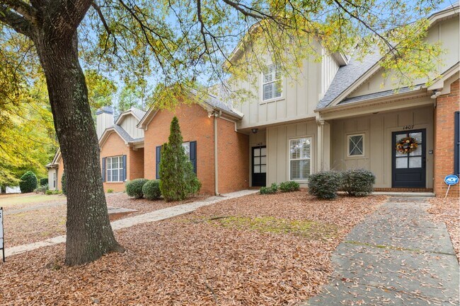 Foto del edificio - 1633 Academy Dr