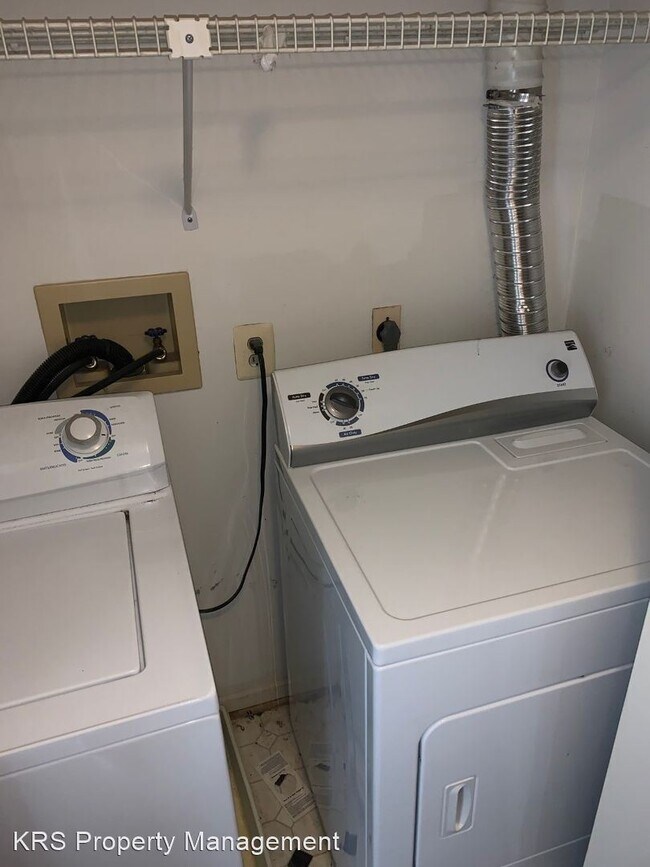 Building Photo - 2 br, 1 bath House - 207 Oak Leaf Circle U...
