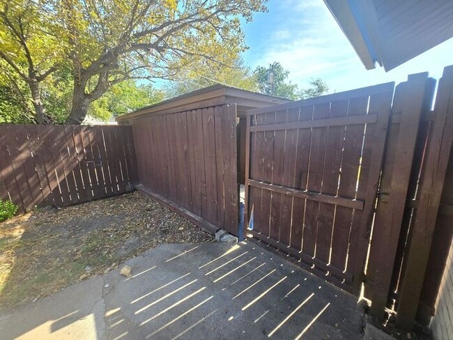 Foto del edificio - 3 Bedroom/2 Bathroom/1 Covered Parking Places - Remodeled