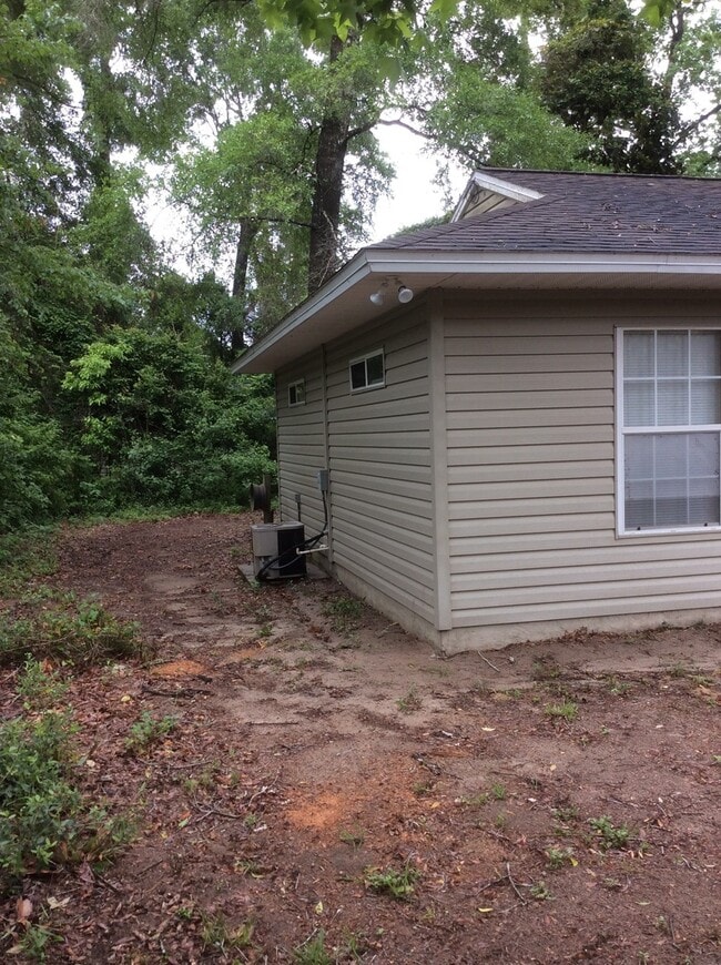 Building Photo - 2 Bedroom House in Wakulla Gardens