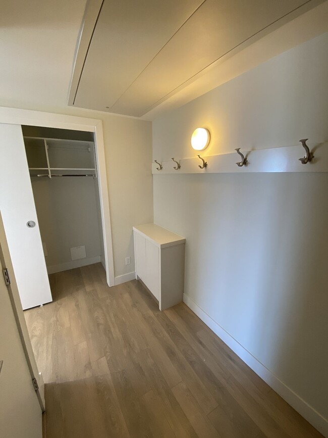 Building Photo - Spacious 2-Bedroom Condo-Stunning City and Mountain Views-Tandem Parking (IP090)