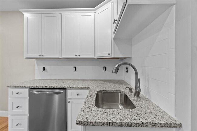 Foto del edificio - 376 Arnolds Neck Dr