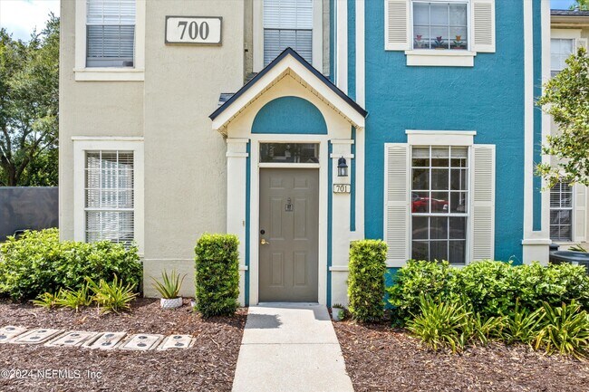 Building Photo - 13700 Richmond Park Dr N