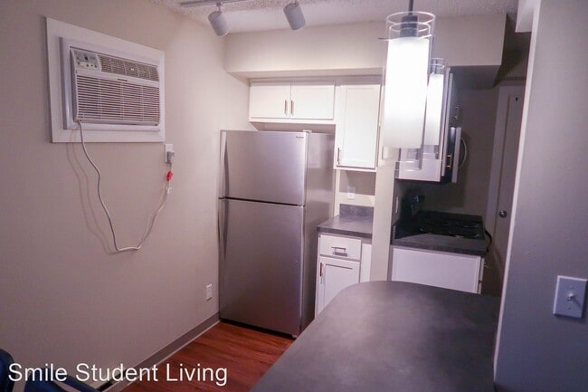 Building Photo - 2 br, 1 bath Room For Rent - 1001 W. Clark
