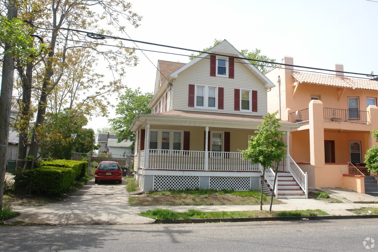 Building Photo - 805 Bond St
