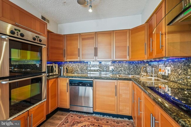 Building Photo - 7401 Westlake Terrace