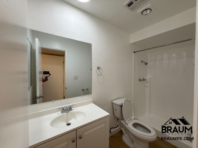 Foto del edificio - 5461 Kester Ave