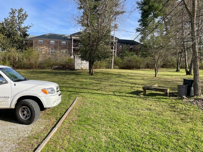 Estacionamiento trasero con fácil acceso - 53B Brookwood Ter